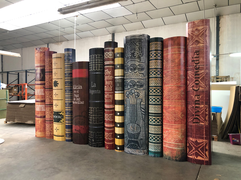 Escenografía de libros gigantes en cartón