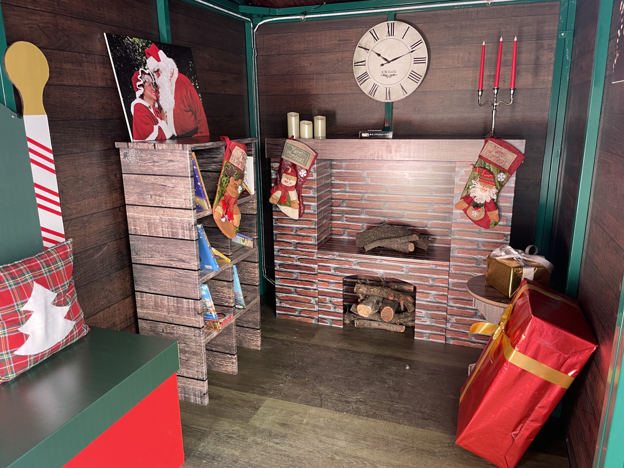 Casa de Papá Noel decorada en cartón para Navidad