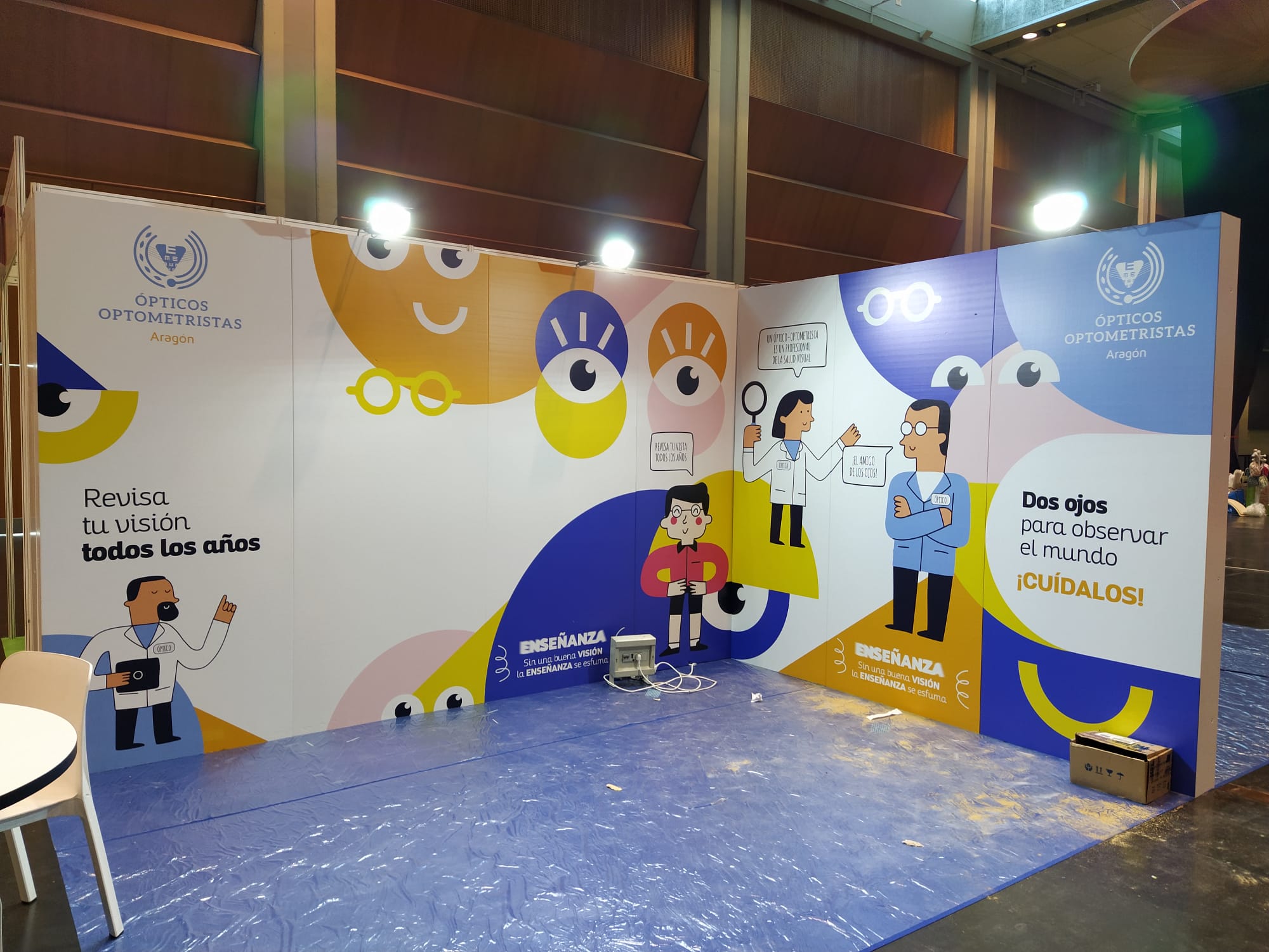 Stand constructivo de cartón impreso