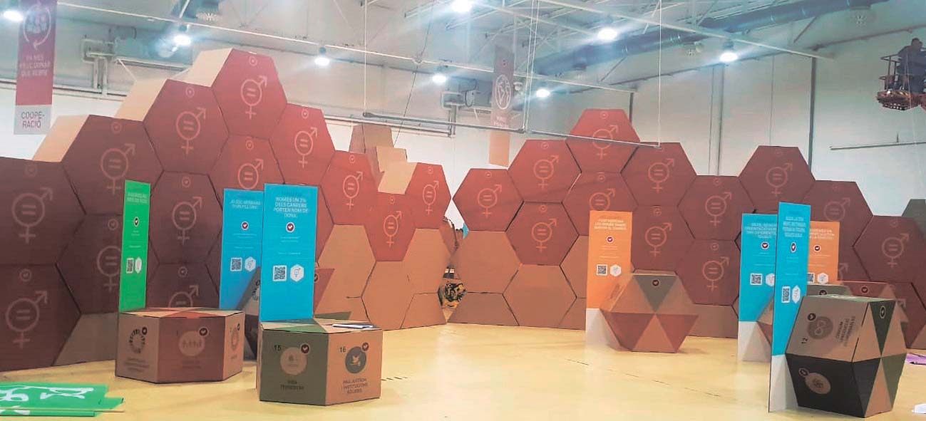 Stand poligonal de cartón en hexágonos