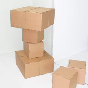Mesa de cartón formada por cubos