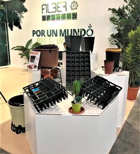 Tótem de cartón poligonales
