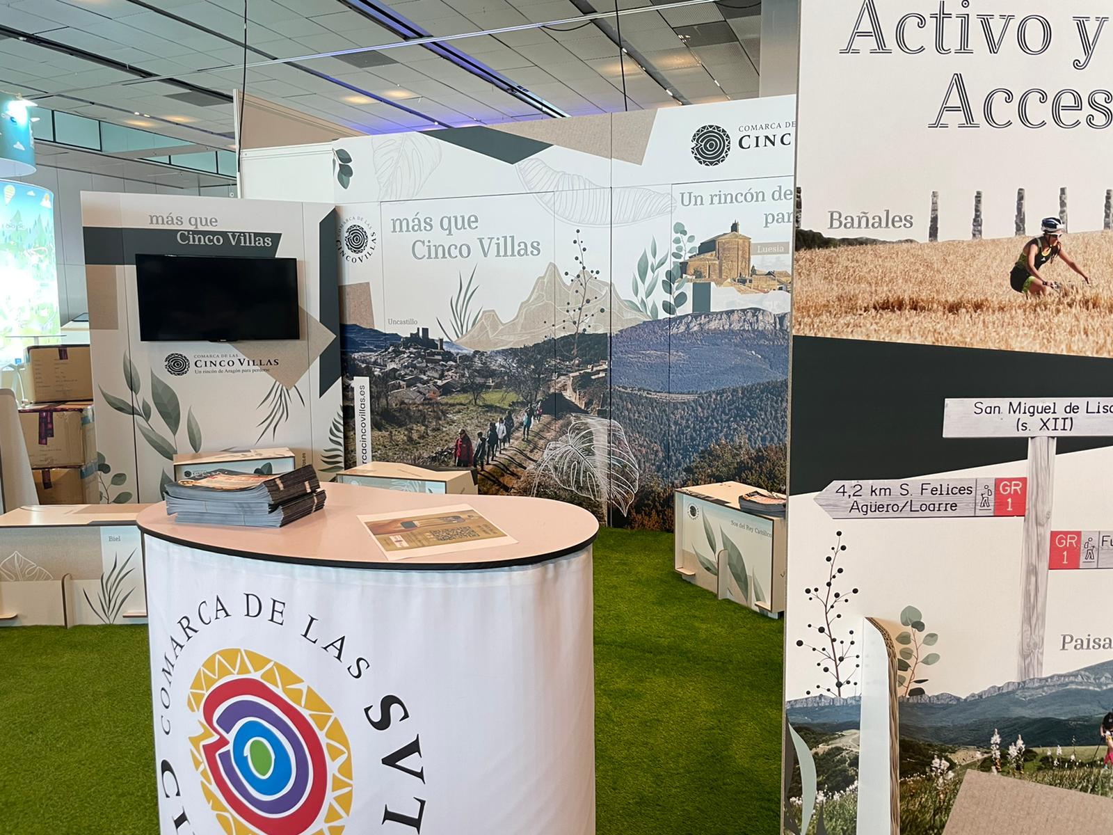 Detalle del stand de cartón con biombos y tótem