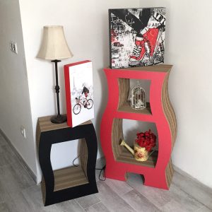Mueble de cartón con forma en negro