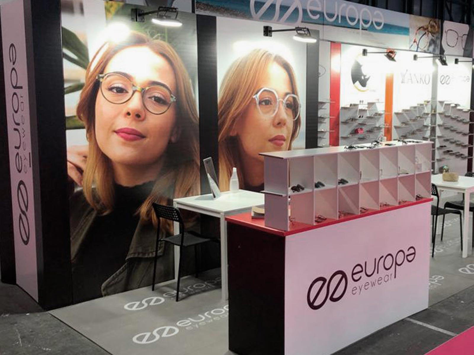 Estantería hexagonal de cartón para gafas