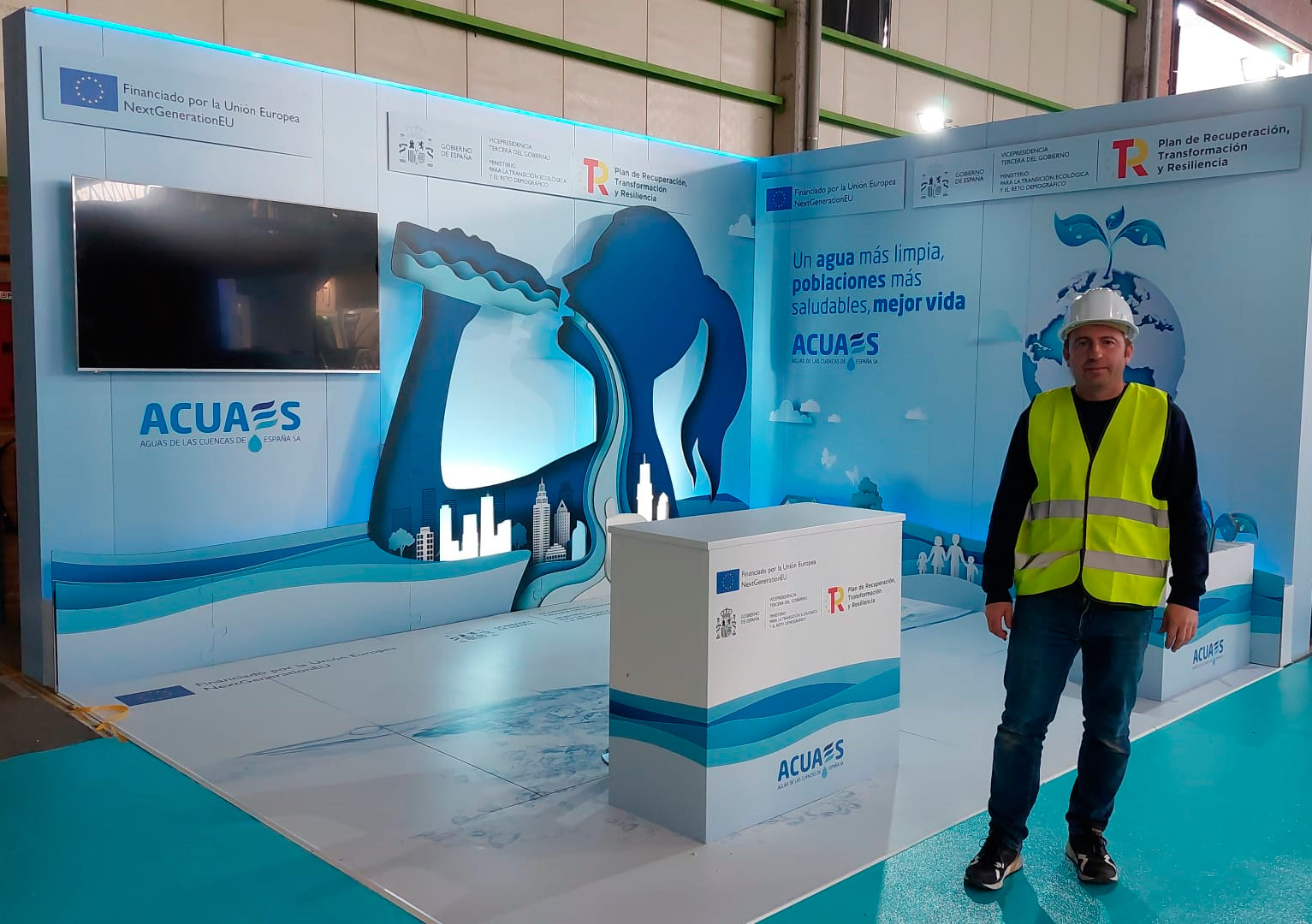 Stand de cartón iluminado de ACUAES en SMAGUA