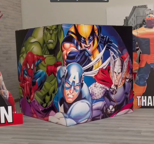 Cubo gigante de cartón decorado de superhéroes