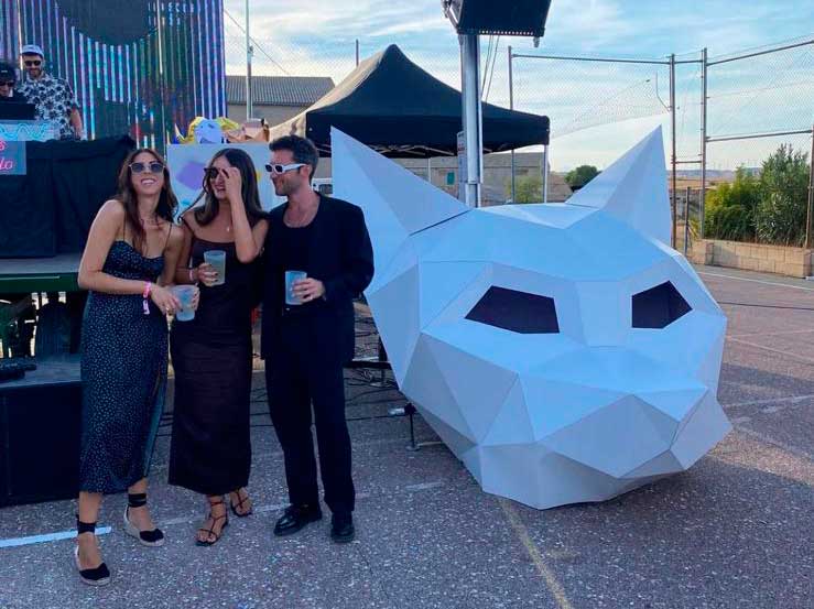 Máscara gigante de cartón con técnica de origami para una boda
