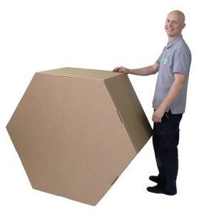 Mostrador de cartón con forma hexagonal gigante