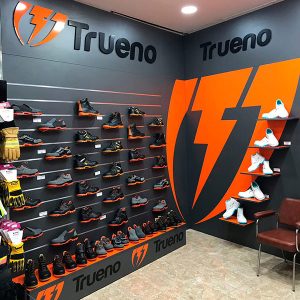 Stand en melamina para la marca Trueno
