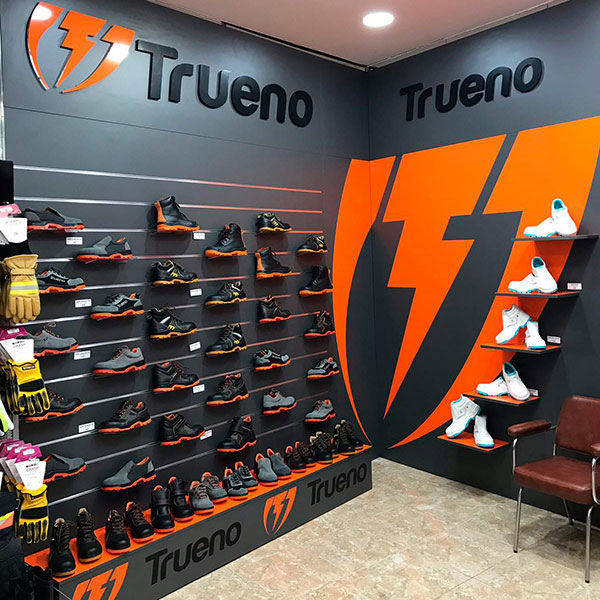 Stand en melamina para la marca Trueno