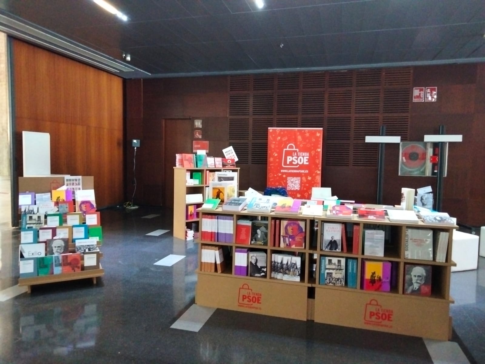 Vista cercana del stand de cartón del PSOE
