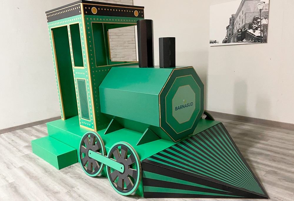 Locomotora de cartón terminada para photocall en un centro comercial